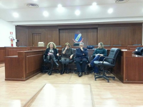 Un momento della presentazione di Buio di Maurizio De Giovanni. Da sinistra: Rossella Calbritto, il vicesindaco Dolores Leone, l'autore, Eliana Iuorio, Anna Copertino