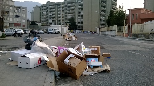Savorito, dopo il mercato la nuova azienda non raccoglie i rifiuti