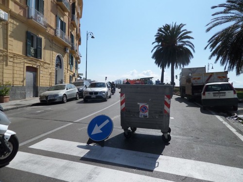 segnaletica a c.so vittorio emanuele con i cassonetti