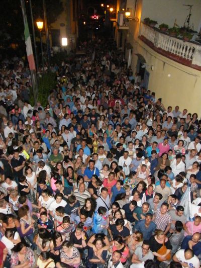 la folla a piazza Siano