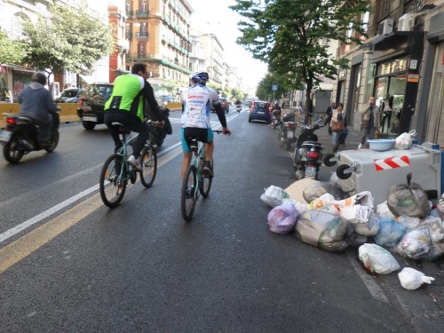 nuovo allarme rifiuti Napoli. c.so umberto.2