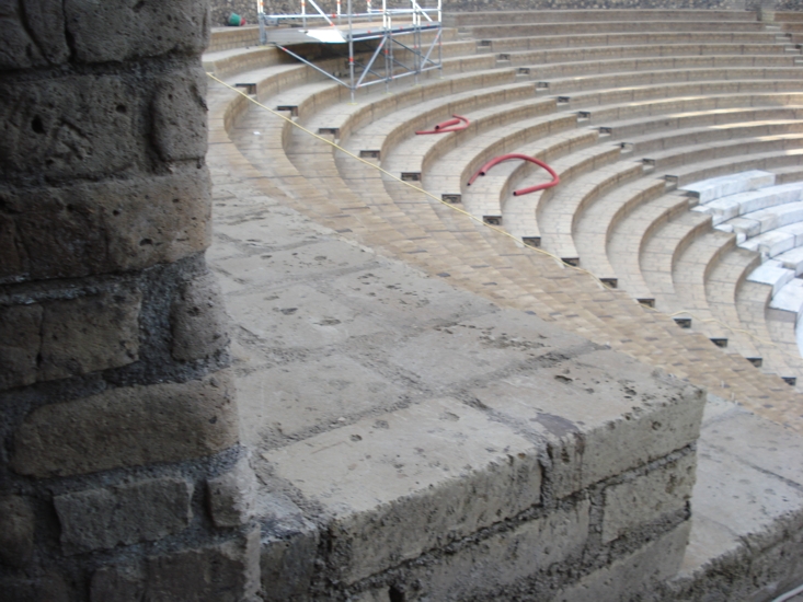 Teatro Grande degli Scavi di Pompei "ristrutturato" come un villaggio turistico: la prescrizione salva tutti i responsabili
