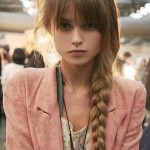 capelli-raccolti-con-treccia-laterale