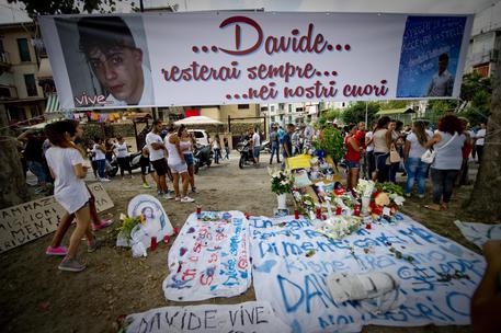 Ragazzo ucciso: sit in e preghiere davanti stazione Cc