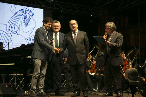 il Sindaco di Oliveto Citra consegna il Premio Sezione Saggi a Emanuele Felice