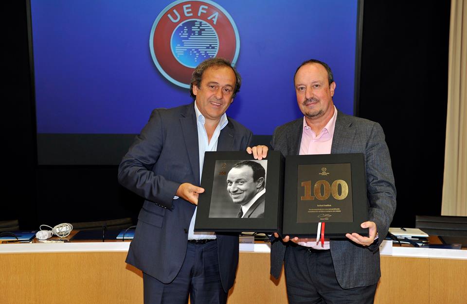 Benitez premiato dall’Uefa per le 100 partite in Champions! intanto a Castel Volturno ci si allena per il doppio impegno…