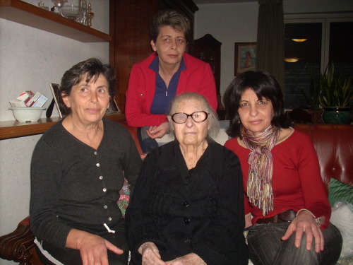 Fiorinda Grippa con le nipoti