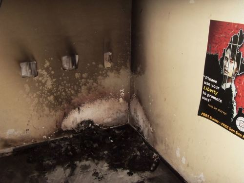 Particolare dell'incendio appiccato questa notte alla sede dell' "Asharam" di Santa Caterina"