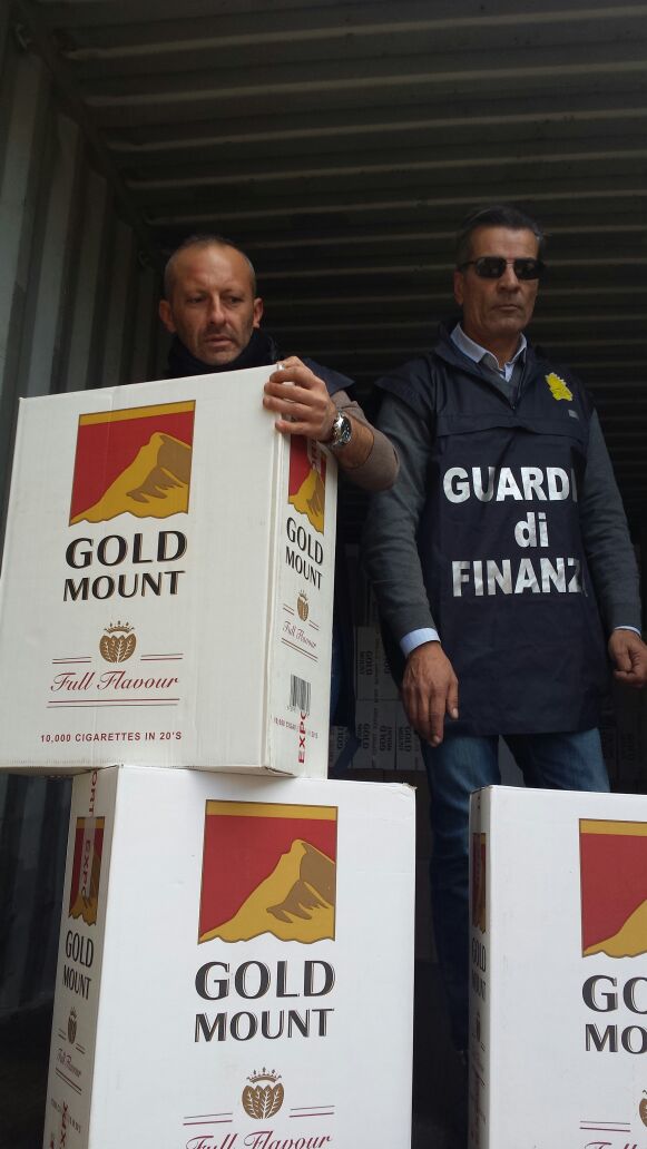 Sequestrate 18 tonnellate di sigarette di contrabbando tra Napoli e Caserta