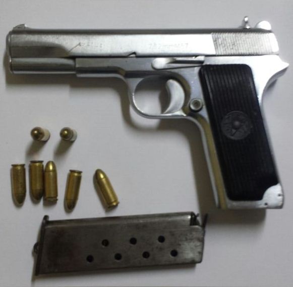 Controlli nelle palazzine del rione De Gasperi, rinvenuta una pistola pronta all’uso