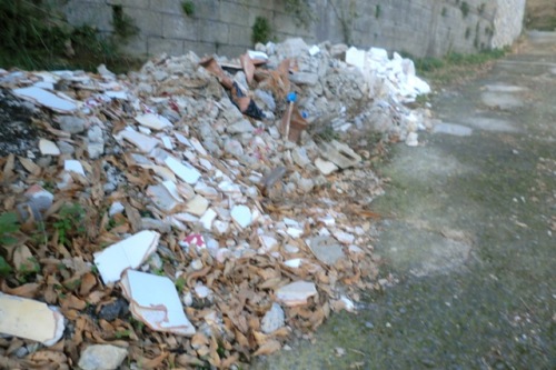 scarico materiali edili su via Pontonme (1)