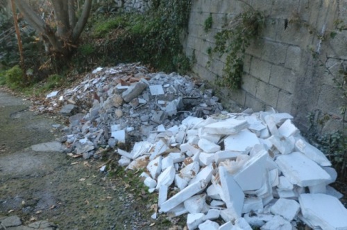 scarico materiali edili su via Pontonme