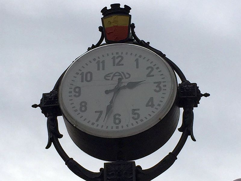 Napoli, Vomero: l’orologio di piazza Vanvitelli dà i numeri