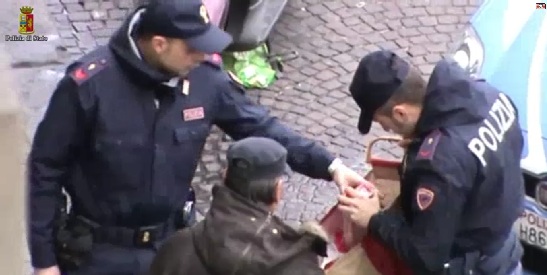 Napoli, vende sigarette di polistirolo: denunciato 20enne