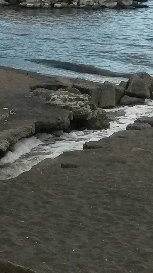 Scarico di liquami in mare tra Bagnoli e Pozzuoli
