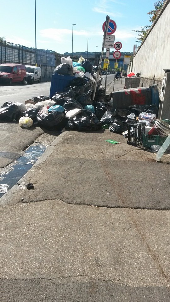 Napoli, Bagnoli oggi: tra rifiuti e lidi abusivi/FOTO