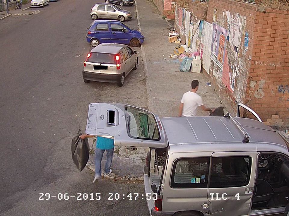 Pozzuoli: scaricano rifiuti abusivamente, incastrati dalle telecamere