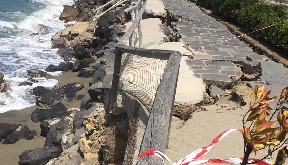 Mareggiata a Ischia, cede la strada della spiaggia di Citara.