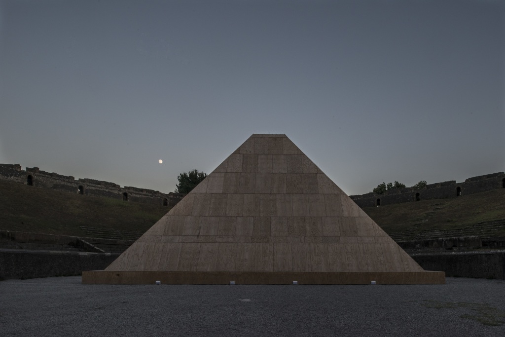 Pompei. Anfiteatro, La piramide all’interno dell’arena Su concessione della Soprintendenza Speciale per Pompei, Ercolano e Stabia  © Mondadori Electa © Photo by Luigi Spina