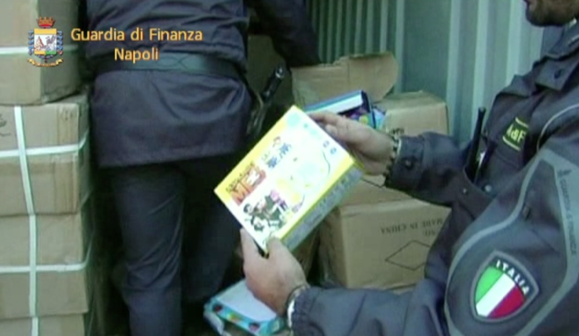 Napoli, sequestrati oltre 160mila prodotti contraffatti e pericolosi
