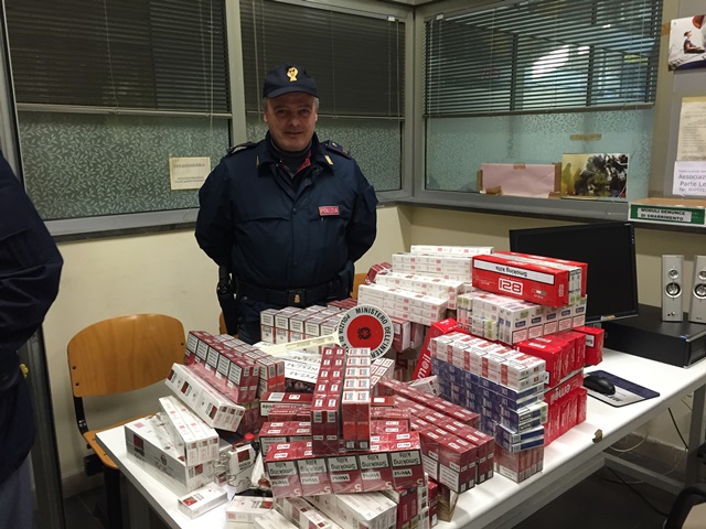 Contrabbando di sigarette a Scampia, arresti e sequestro