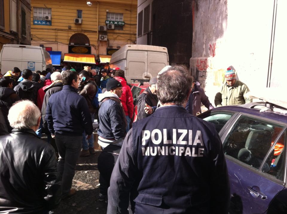 Napoli, consigliere regionale e polizia municipale aggrediti in un mercatino