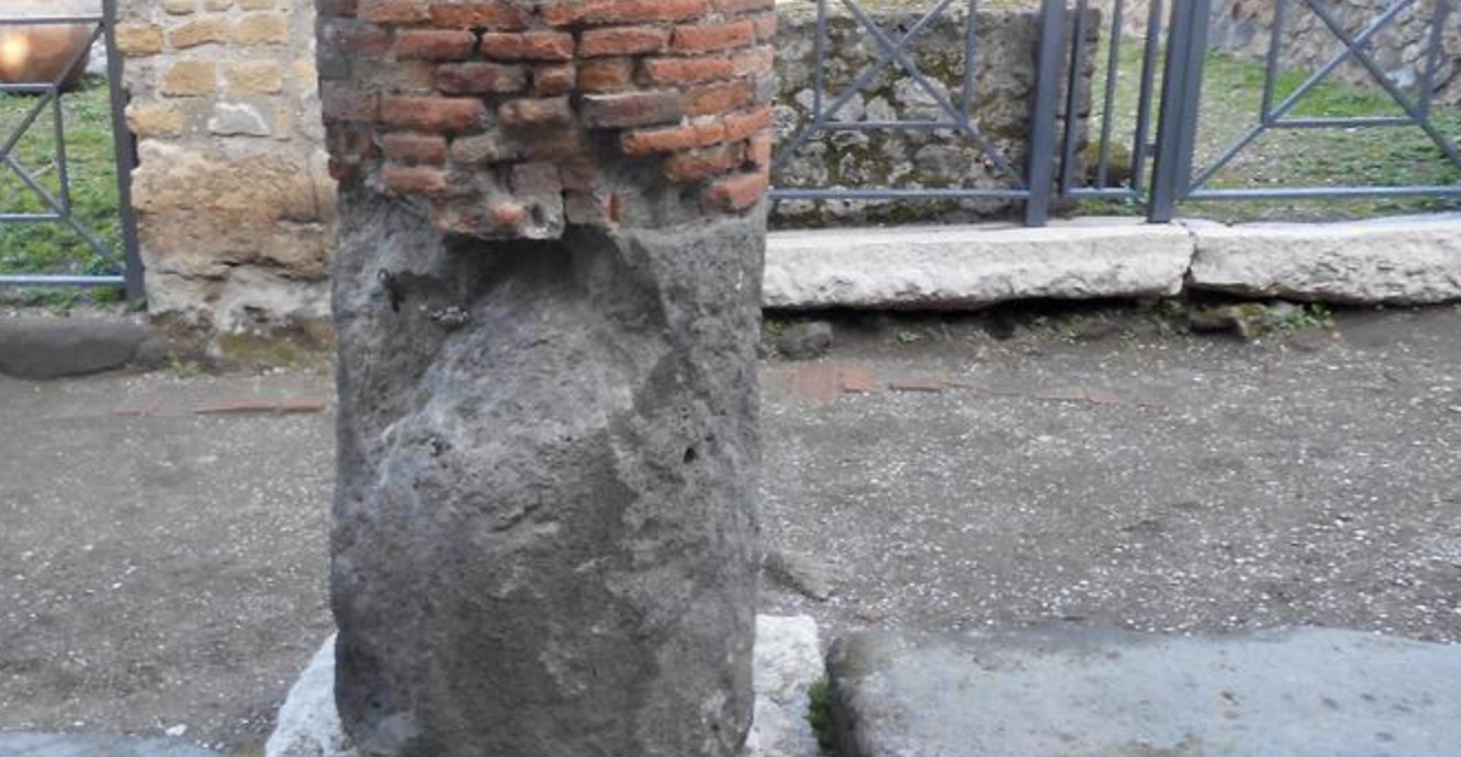 Scavi di Pompei, cede parte di una colonna