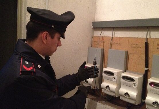 minaccia i carabinieri furto elettricità minaccia i carabinieri furto elettricità
