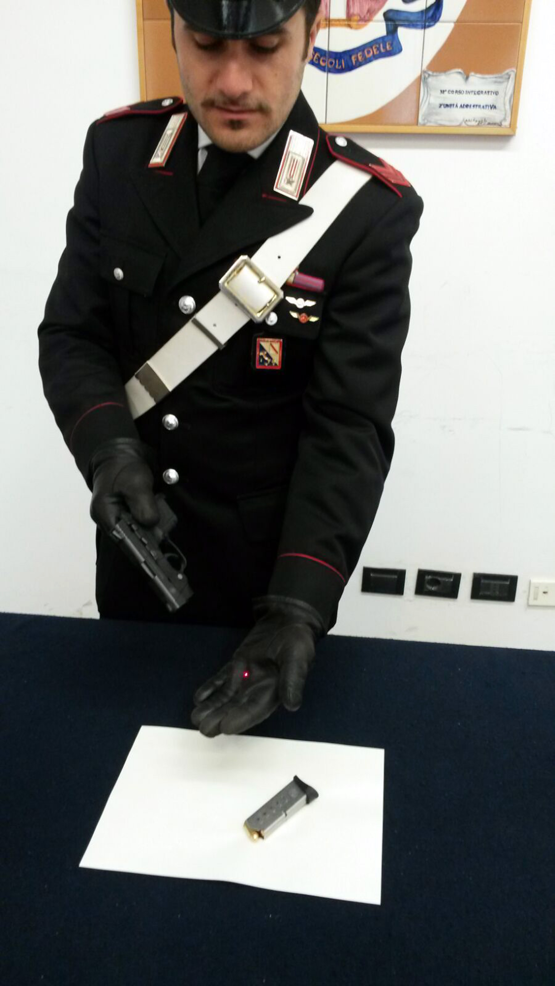 Castellammare, pistola con puntatore laser e droga al Savorito: 3 arresti