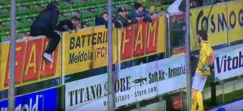 Terracciano esulta con i pochi tifosi salernitani presenti a Cesena