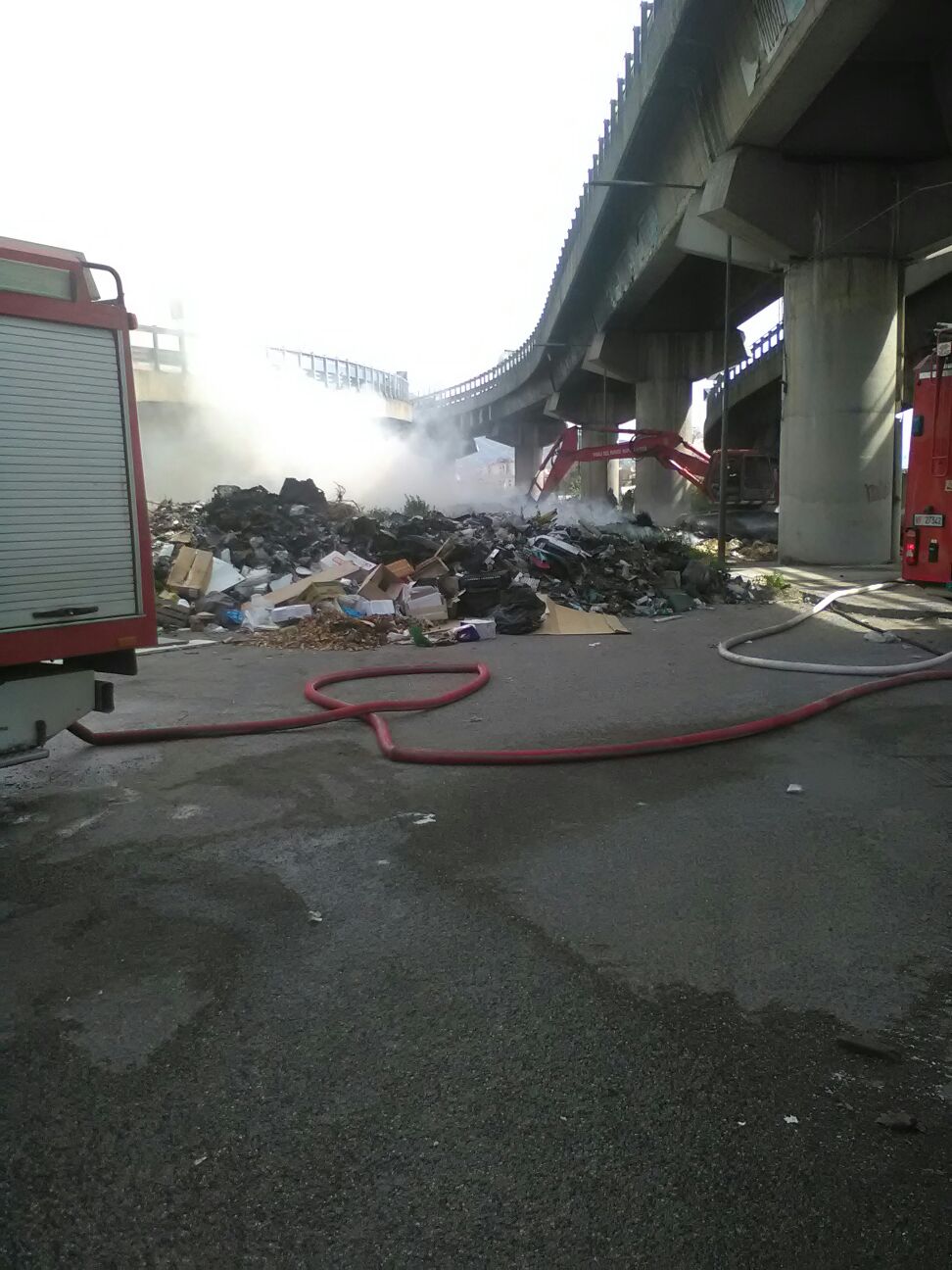 Napoli, incendio di rifiuti manda in tilt il traffico a Poggioreale
