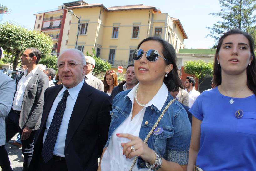 Gragnano, centinaia di persone accorse per la “benedizione” di De Luca a Silvana Somma
