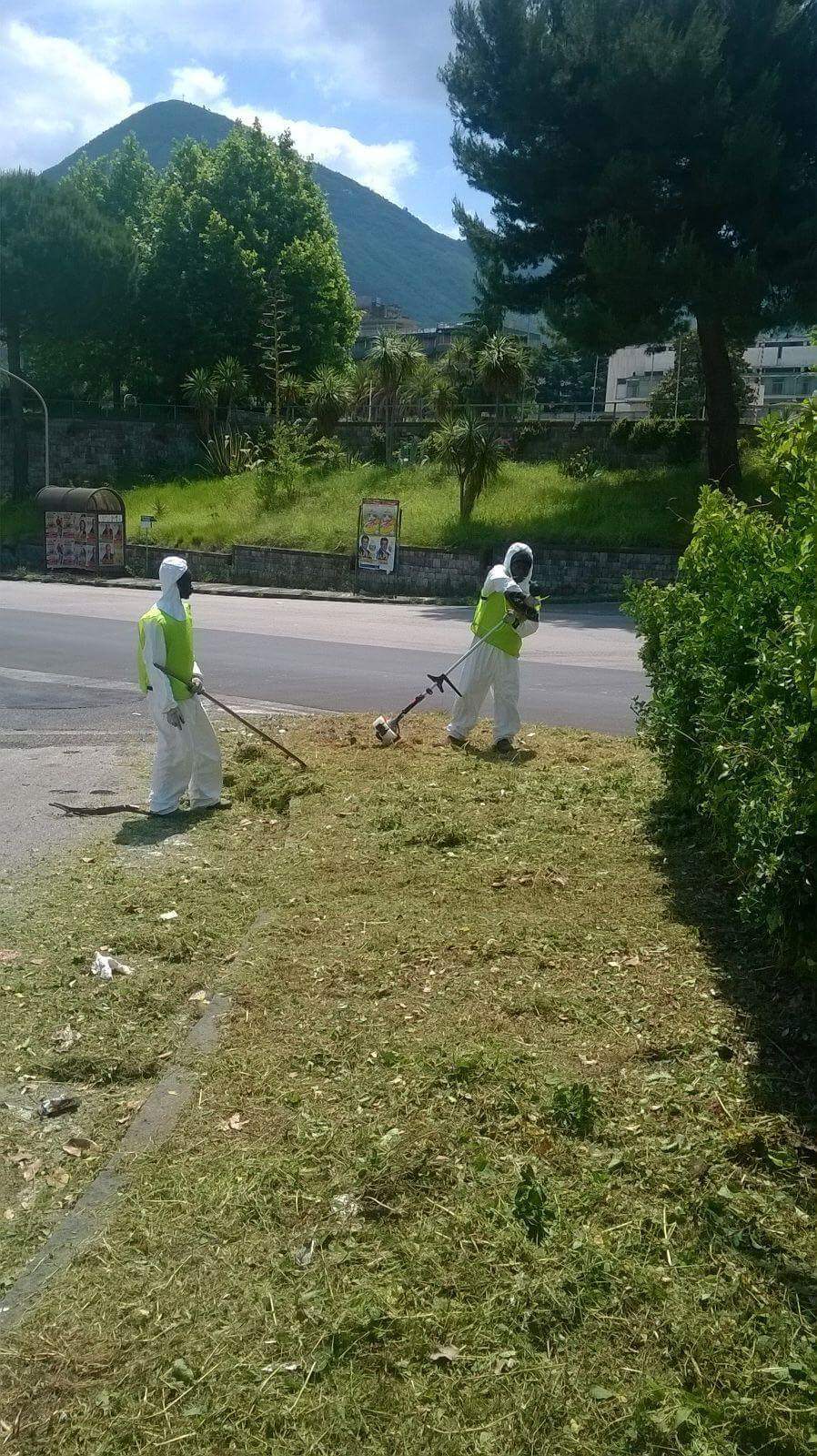 Castellammare, volontari ripuliscono le aree esterne delle Nuove Terme