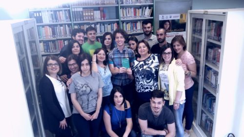 I ragazzi del Servizio Civile donano un volume della Costituzione alla biblioteca cittadina
