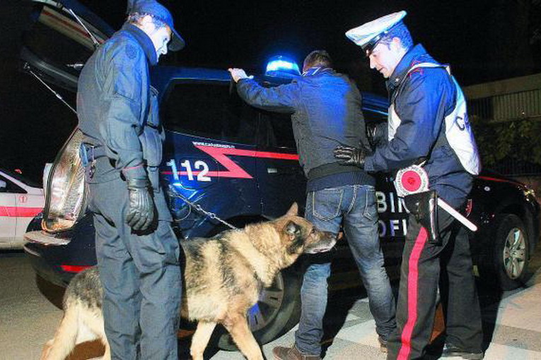 Agerola, hashish e marijuana nell’auto e sotto il letto: arrestato