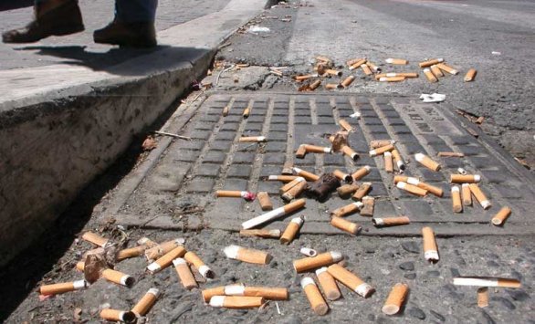 Lotta ai mozziconi di sigarette gettati in strada a Torre del Greco