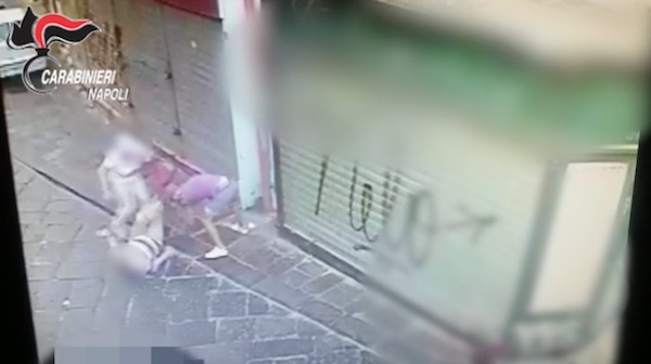 Napoli, aggredisce e rapina turista russo: preso 36enne