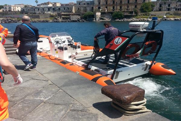 Sorpreso a prelevare acqua dal porto di Torre del Greco: sanzionato da Polizia e Capitaneria di Porto