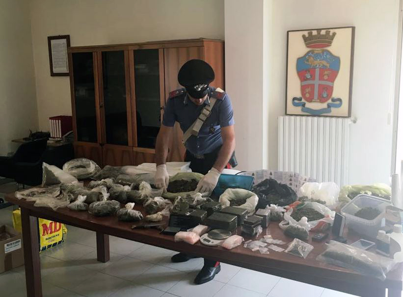 Giugliano, ai domiciliari aveva in casa panetti di hashish e buste di marijuana