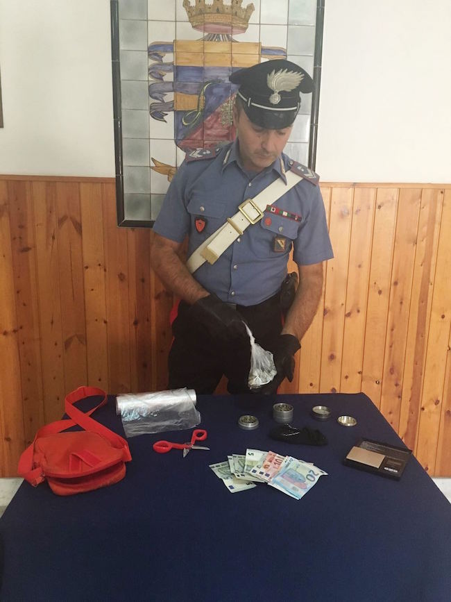Torre Annunziata, blitz nell’appartamento del pusher ai domiciliari: arrestato