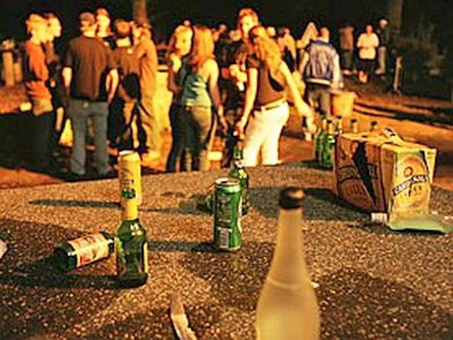 Risse, schiamazzi notturni e ricoveri frequenti: è emergenza alcolismo fra i minorenni a Bagnoli