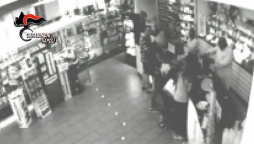 napoli rapina farmacia