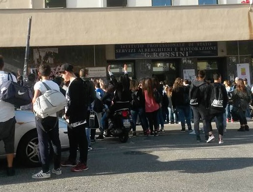 Bagnoli, prove di viabilità: all’uscita delle scuole è il caos