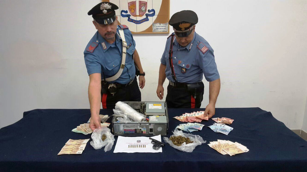 04-10-2016-arma-droga-e-soldi-nel-case-del-pc