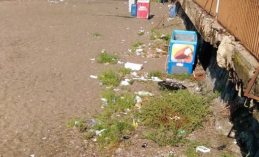 L’arenile di Bagnoli invaso dai cumuli di rifiuti: ecco le condizioni