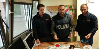Scampia, blitz della polizia contro la Vanella Grassi: sequestrate circa 1800 dosi di droga e 130 proiettili