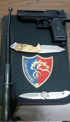 16-11-2016-oggetti-sequestrati-2