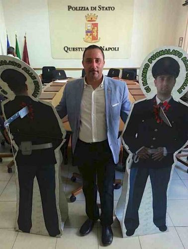 raimondi-con-le-sagome-poliziotti-pugnalati