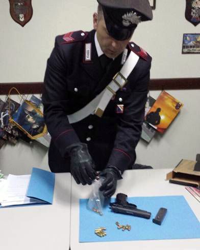 carabinieri-pistola-sequestrata