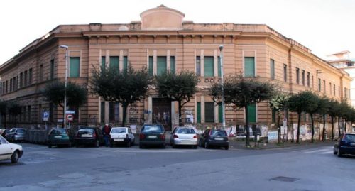 castellammare-studenti-vogliono-occupare-la-scuola-insegnanti-lo-impediscono-in-ospedale-vicepreside